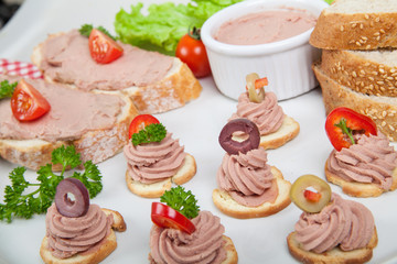 Obraz na płótnie Canvas platter with slices of bread with home made pate with vegetables