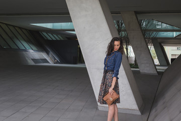 Obraz premium Pretty girl posing in the city streets
