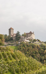 Fototapeta na wymiar Algund, Dorf Tirol, Schloss Tirol, Vinschgau, Südtirol, Italien