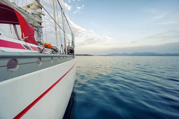 Crédence de cuisine en verre imprimé Naviguer coucher de soleil sur la mer depuis le voilier