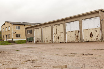 Fahrzeughalle und Gebäude einer ehemaligen NVA-Kaserne