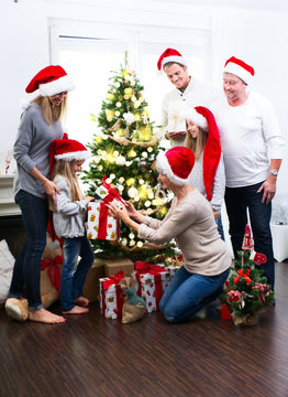 Familie mit Generationen zu Weihnachten