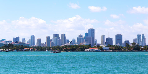 Fototapeta premium Widok na panoramę miasta Miami z nabrzeża Miami Beach.