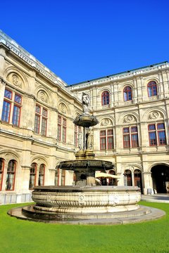 Springbrunnen an Wiener Staatsoper; Opernhaus an Ringstrasse