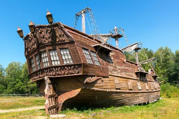 Printed kitchen splashbacks Schip Abandoned old wooden sailing ship on shore