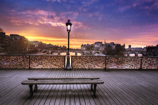 Fototapeta Fototapeta Most Pont des Arts w Paryżu w czasie zachodu słońca do pokoju