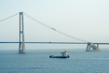 Europabrücke mit Boot