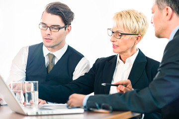 Fototapeta premium Business - Meeting oder Besprechung in einem Büro