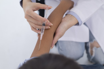 Obraz na płótnie Canvas Children receive an injection in the arm