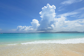 南国沖縄の綺麗な珊瑚の海と夏空