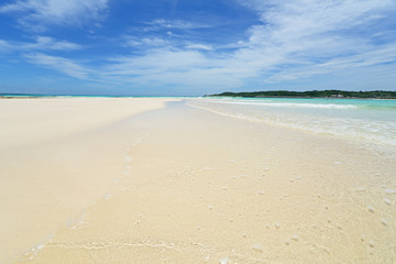 美しい沖縄のビーチと夏空
