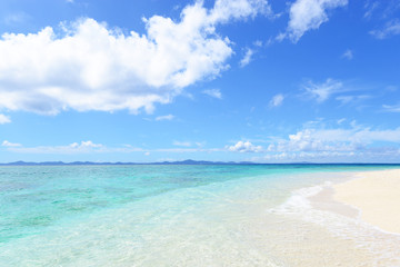 美しい沖縄のビーチと夏空