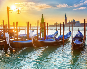 Obraz premium Weneckie gondole o wschodzie słońca
