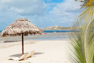 parasol de paille sur plage de Rodrigues, Mourouk