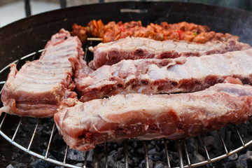 Barbacoa de carbon con costillas y pinchos morunos.