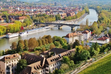 Würzburg, Flusslandschaft mit Brücke
