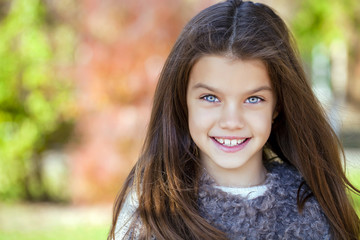 Fototapeta premium Beautifal little girl in the autumn park