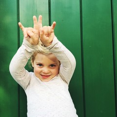 Mädchen macht Rock'n'Roll Zeichen