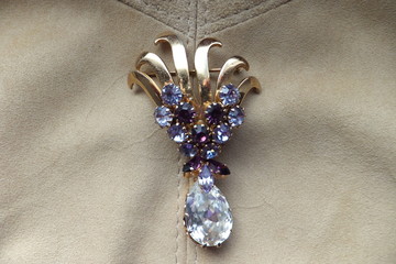 Nahaufnahme alte Brosche auf Wildleder- Modeschmuck