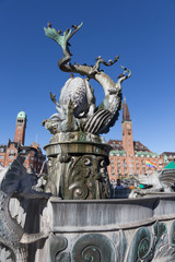 Fototapeta na wymiar Brunnen vor dem Rathaus