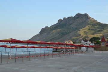 Гора, шезлонги, море