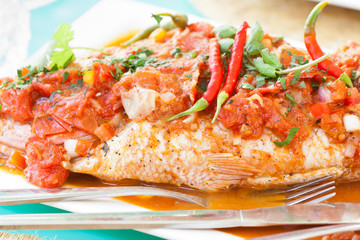 poisson entier (sacré chien) cuisiné à la sauce créole