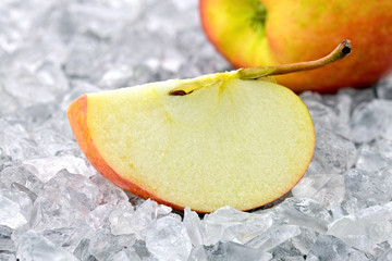 Jabłko na kruszonym lodzie