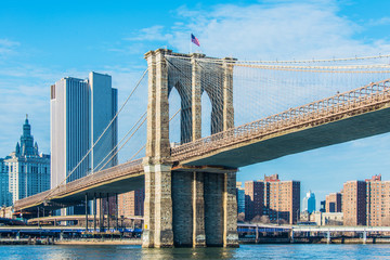 Teil der berühmten Brooklyn Bridge am hellen Tag