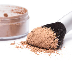 Makeup brush with loose cosmetic powder