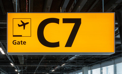 Verlicht bord op luchthaven met poortnummer