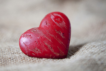coeur rouge sur fond naturel