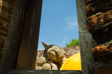 statue at reclining buddha in Wat Puthai Sawam