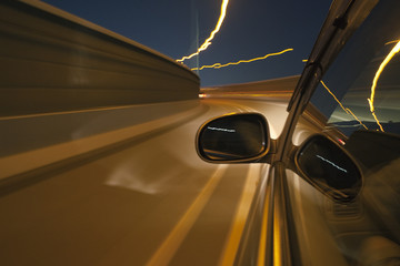 夜の高速道路を走る自動車