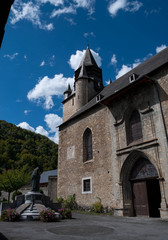 Naklejka premium Campan, l'église, le monument aux morts.