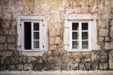 Fototapeta na wymiar wall of an old stone house