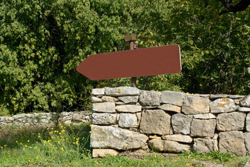 Hinweisschild mit Textfreiraum in südeuropäischer Landschaft