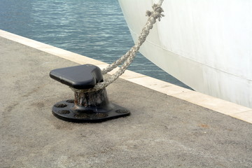 Festgemachtes Schiff mit Textfreiraum