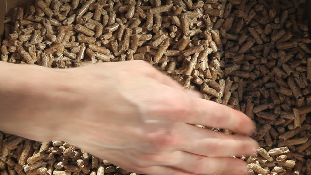 granul&eacute;s de bois pour chauffage avec main