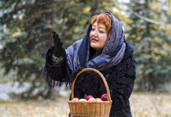 Женщина с корзиной яблок в лесу, идёт первый снег