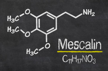 Schiefertafel mit der chemischen Formel von Mescalin - obrazy, fototapety, plakaty