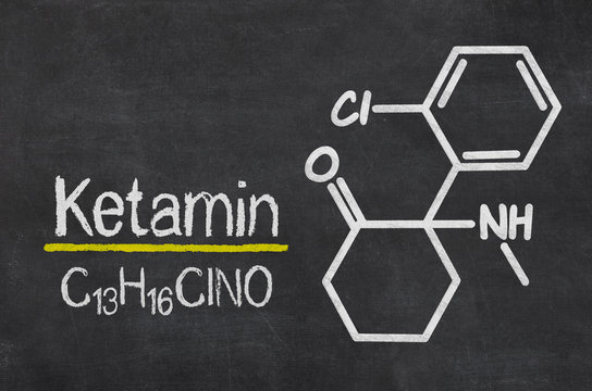 Schiefertafel mit der chemischen Formel von Ketamin