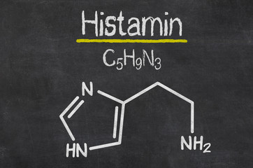 Schiefertafel mit der chemischen Formel von Histamin