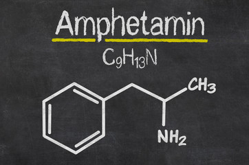 Schiefertafel mit der chemischen Formel von Amphetamin