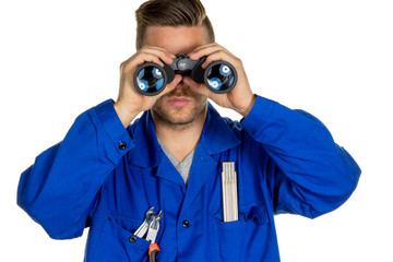 Handwerker mit Fernglas