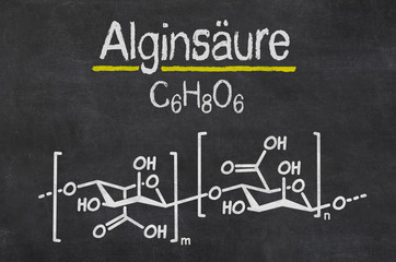 Fototapeta premium Schiefertafel mit der chemischen Formel von Alginsäure