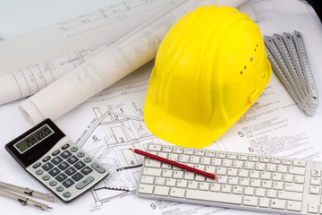 Hausplan mit Helm eines Bauarbeiters