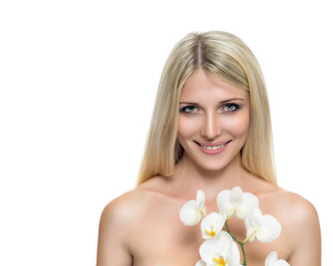 Obraz na płótnie Canvas Adult woman with beautiful face and white flowers