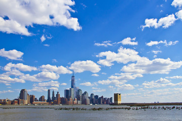 Fototapeta na wymiar view of lower Manhattan in front of beautiful sky