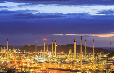 Obraz premium Oil refinery at the twilight