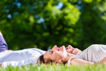Mann und Frau liegen in Sonne auf Park Wiese 